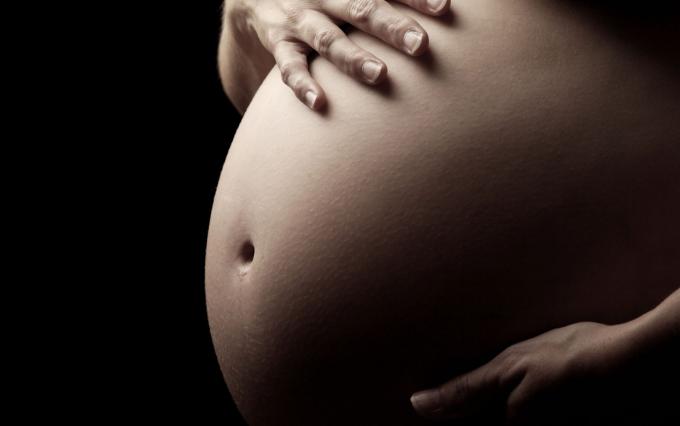 pragnant woman putting