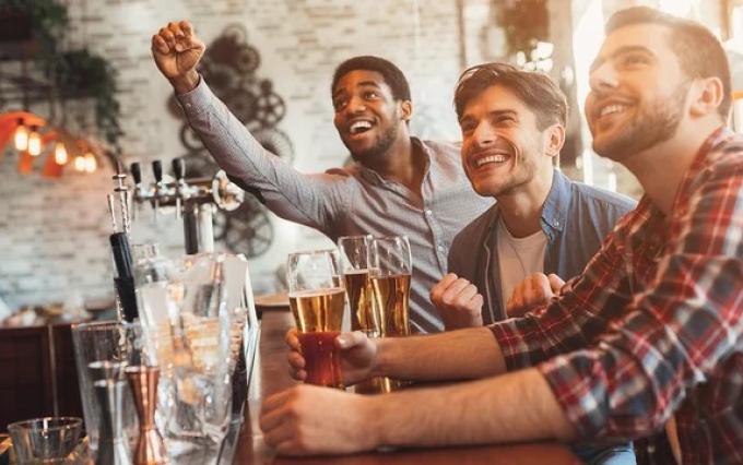 More than two million Australian middle-aged men drinking at risky levels